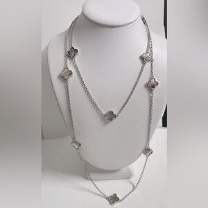 Mother of pearl cloverleaf necklace